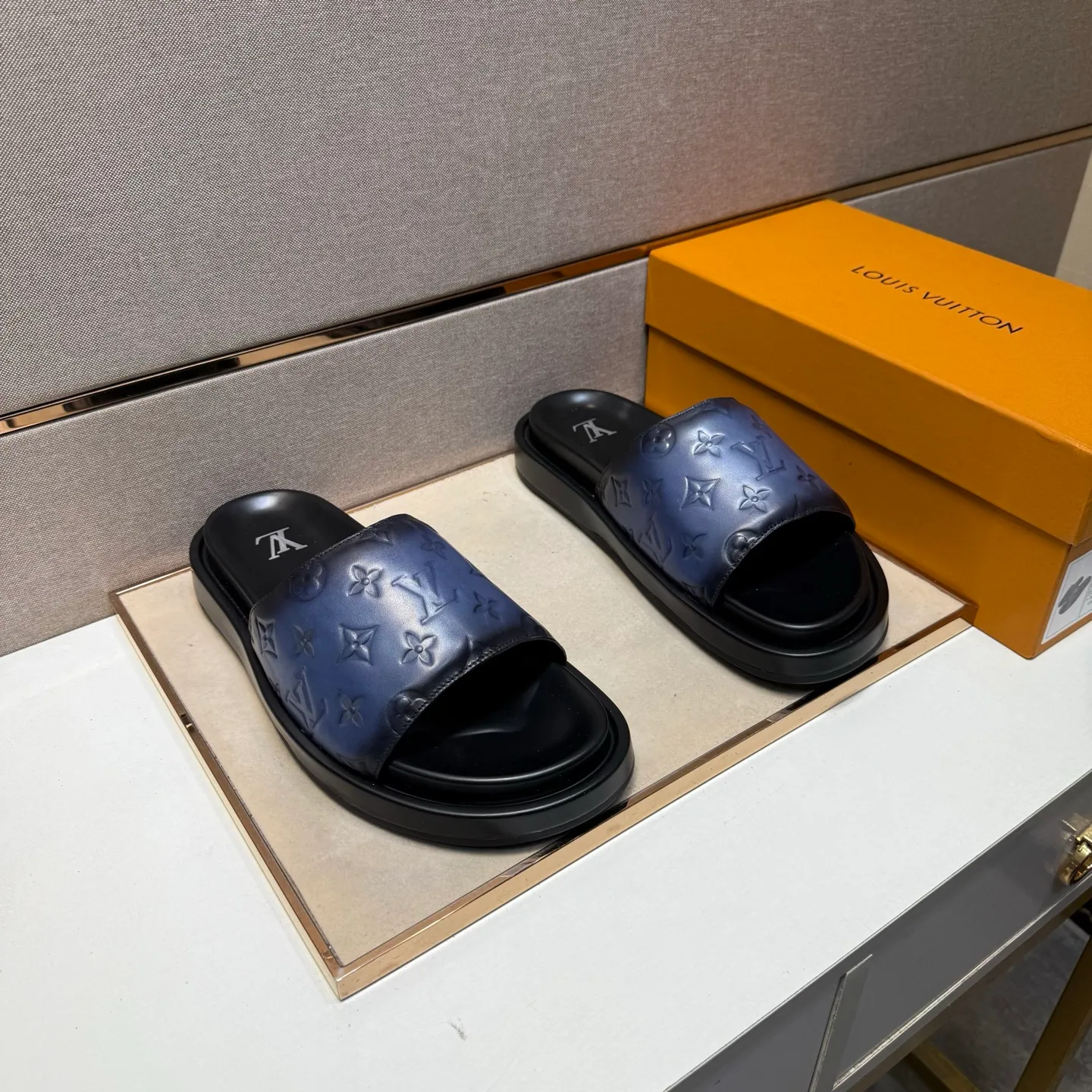 ⬛️Men's shoes 💰p400 [LV～] Men's casual slippers 2025z cabinet sales simultaneously 🔶Size: 39-44#️⃣ 🔷4 colors🔜The upper is made of cowhide stitching➕Genuine leather lining, comfortable and breathable, sole: original comfortable and wear-resistant outsole, ⚠️Real 📱Photographed🎬The real thing is better📢📢📢